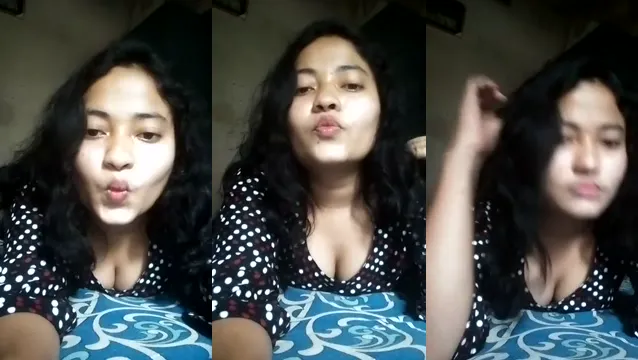 Indian Girlfriend Flashes Her Bare Breasts in Viral Leak