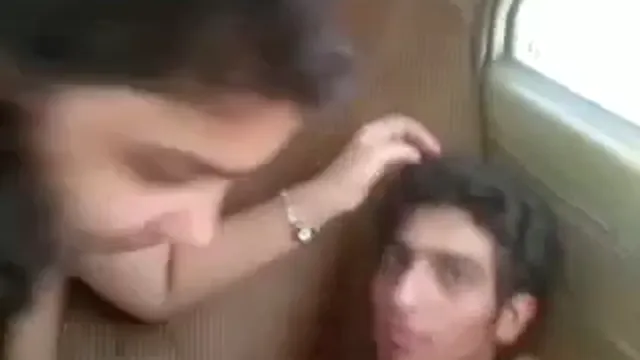 Watch Pakistansk pojkvän går vild i bilen med sin nakna flickvän full viral video leaked