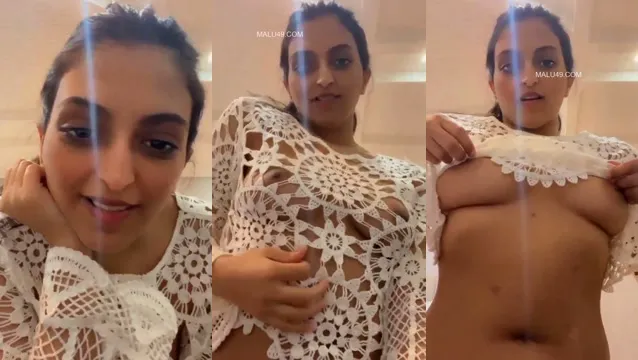Desi Girl Flashes Her Boobs in a Sizzling Desi XXX Video