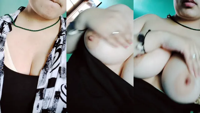 Ragazza Punjabi in carne che si spoglia mostrando le sue tette latte per il fidanzato