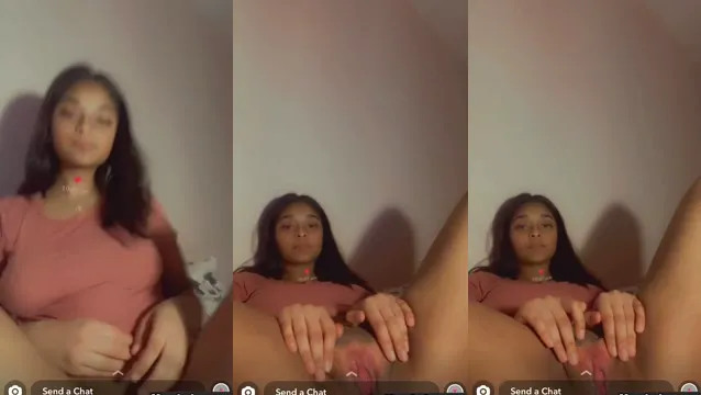 Desi Girl Provoca Pussy no Video Call Antes de Mostrar