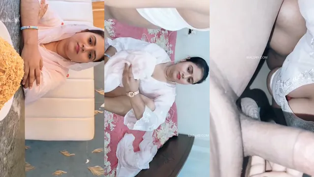 Desi Boudi Zuigt een Dikke Lok in haar Mond Voordat ze in de Virale Bangla Seksscene Geklapt Wordt
