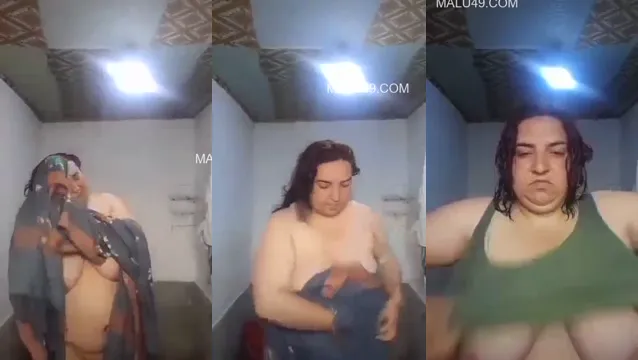 Desi Aunty Flashes Her Big Boobs in a Steamy Indian Nude Video