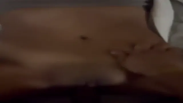 Freund schwelgt in den perfekten Titten seiner Freundin, bevor er ihre nasse Pussy fickt