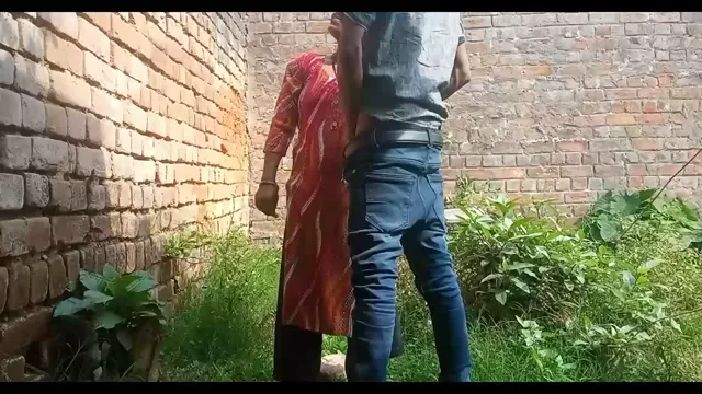 Desi Girlfriend Gets Pounded Hard in Viral Outdoor Fuck Video