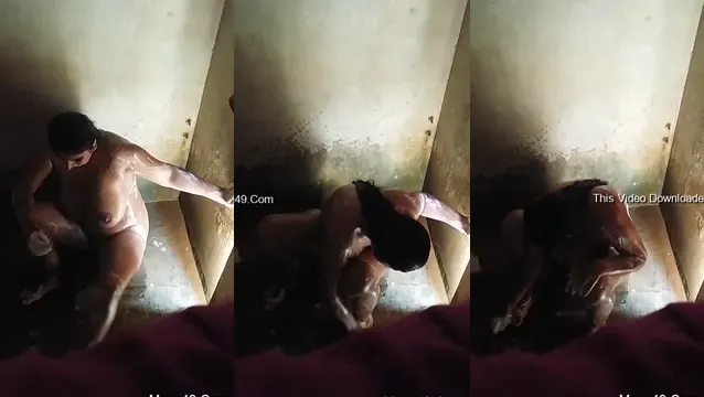 Steamy Desi Bhabhi in Leaked Video Bathing Naked in Her Bathroom