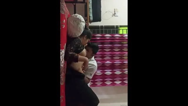Watch Mãe Desi provoca amigo do filho com olhares inocentes e desejos loucos full viral video leaked