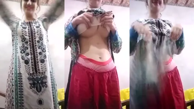 Watch পাকিস্তানি হট বিড়ি বুকে ঝুলিয়ে ভিড়িও কলে full viral video leaked