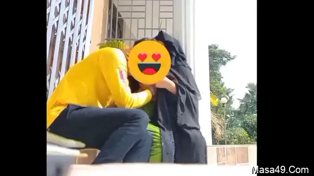 Děvečka ze vesnice křičí, když její milenec sáže na její šťavnaté prsy v těsné kombinéze
