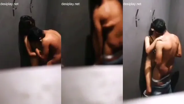 Jeune couple d'étudiants américains surpris en train de baiser sauvagement dans des toilettes publiques