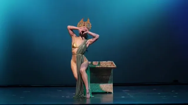 Indian Dancer Teases with Seductive Hips Grinding and Sensual Moves