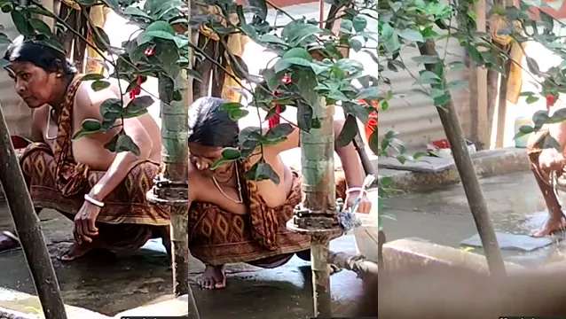 Desi Aunty Boobs Tease and Blowjob Video - Kolkata Aunty's Juicy Tits Exposed
