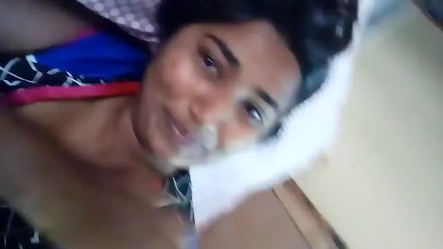 Swathi Naidu van Bangladesh Knikt in Donkere Tieten Terwijl Ze Haar Prachtige Borsten Schudt
