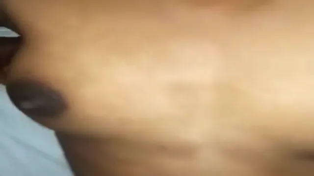 어두운 방에서 야성적인 신음과 함께 뜨거운 데시 여자친구와 야한 섹스