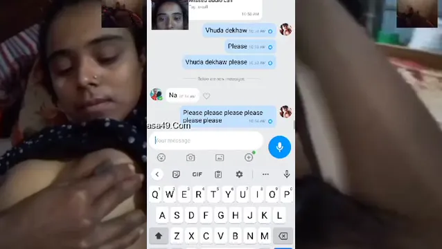 Moça Bengalês Faz Festa na Rua com Flash de Peitos em Lugar Público