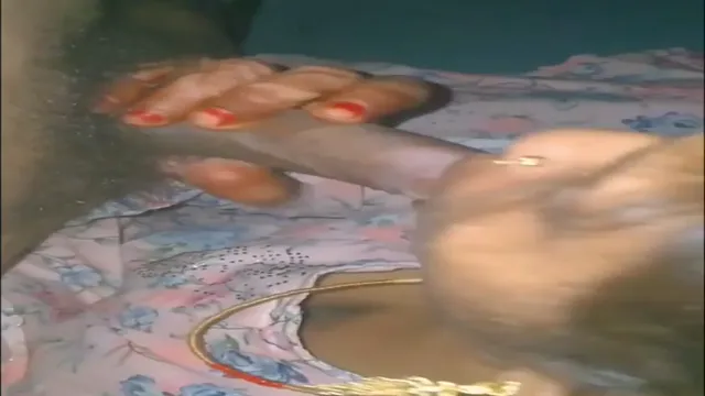Indická žena hluboce hltá hubbyho silné péro v horké blowjob sezení