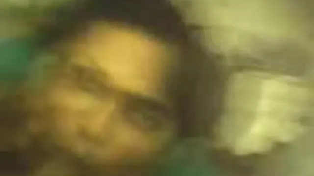 Mulher Indiana Abre as Pernas para a Câmera do Marido em Vídeo Caseiro Quente