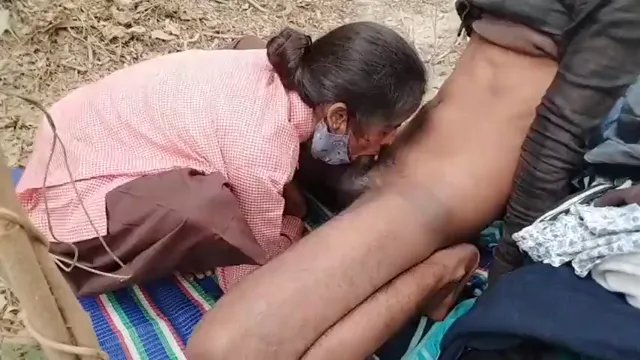 Ragazzina Magra del Villaggio Scopata Duro dal suo Ragazzo Desi nella foresta