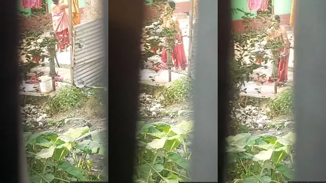 Watch Desi Bhabhi Catturata Nuda a Fare il Bagno all'Aperto Dal Licenzioso Devar full viral video leaked