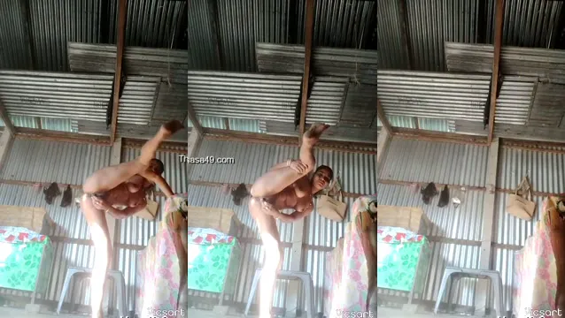 Garota Desi Audaciosa se Despede em Público em Vídeo Viral