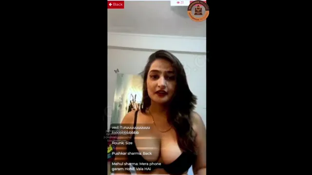 Sassy Poonam Provoca em Show de Cam Nua com Top Transparente