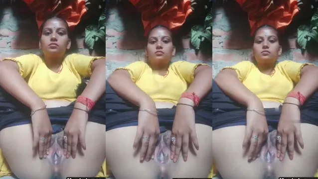 Watch Bhabhi's Naughty MMS Desi Bhabhi Flashes Wet Pussy & Boobs to Neighbor full viral video leaked