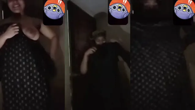 Ragazza indiana timida mostra il seno in una videochiamata
