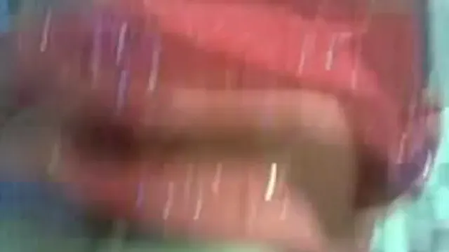 Indischer Onkel drückt einer Desi-Girls große Titten für Zugticket