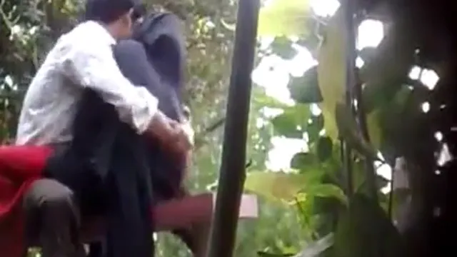 Heiße Park Sex Bangladeschi Jugendliche gehen unter den Bäumen wild
