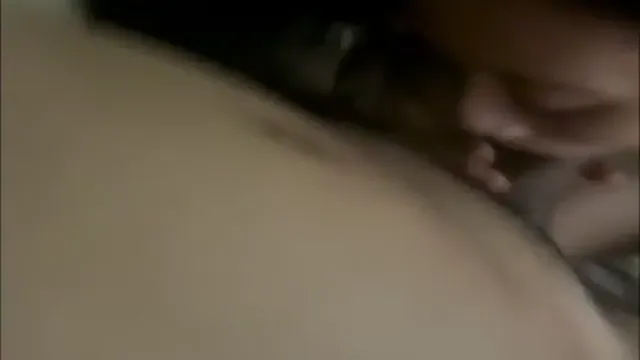 Geile indische Bhabhi gibt ihrem Ehemann einen verblüffenden Blowjob