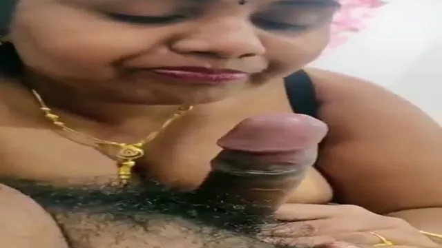 L'Indienne Bhabhi fait un Deepthroat de la Grosse Queue de son Devar dans un Blowjob Tabou