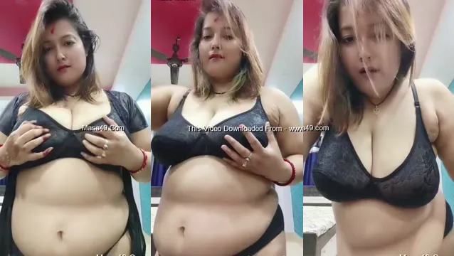 Desi Bhabhi Boldly Exposes Boobs and Pussy in Public Tease