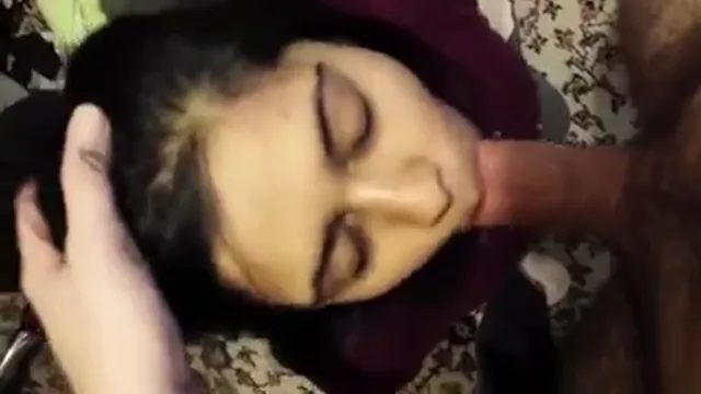 Watch Heet Onderworpen Meisje Knielt en Zuigt Lul met Passie full viral video leaked