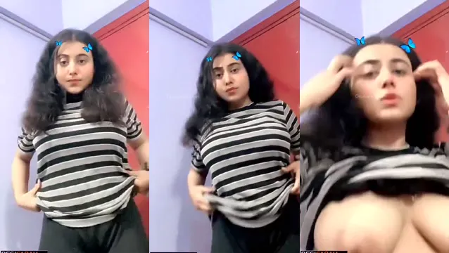 Mira a esta hermosa Desi mientras se desviste lentamente para revelar sus pechos blancos lechosos