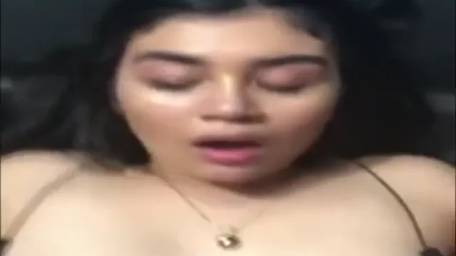 Chashmish Girl Sucks Cock Before Getting Pounded in Desi Amateur Porn