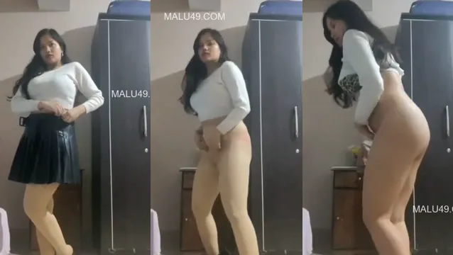 Mujer desi caliente bromeando con sus grandes pechos lentamente