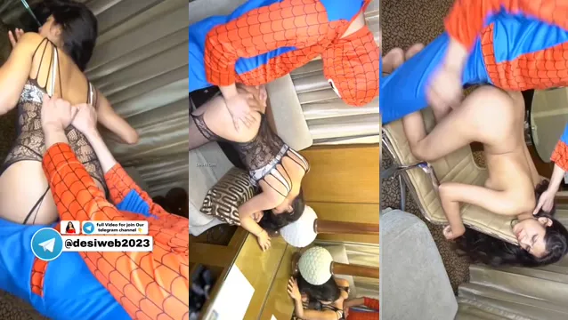 Pavouček pěkně napíchnul horkou holku v pozici psa s kostýmem